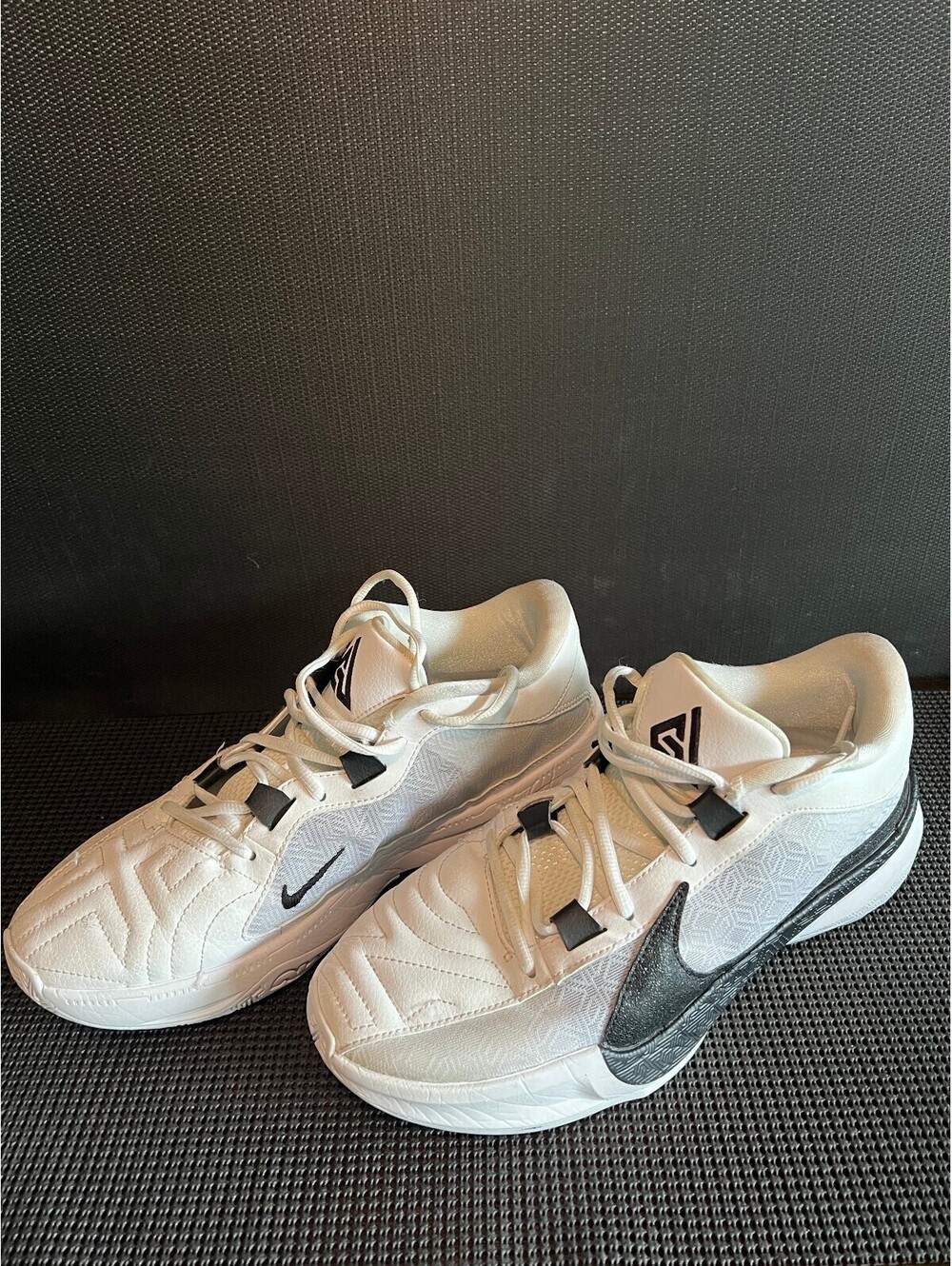 Giannis Antetokounmpo Nike Air Basketball Shoes White Black Size 9